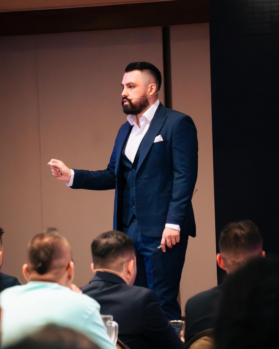 Santiago Rivera hablando en un evento en vivo sobre trading